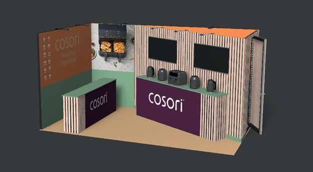 Messestand for Cosori med kjøkkenapparater på hyller, skjermer og logodisk