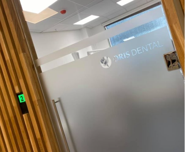 Frosted vindusfoliering med Ndris Dental-logo på glassdør