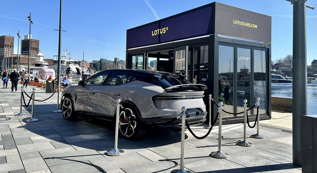 Pop-up showroom for Lotus Cars på Aker Brygge i Oslo – utendørs eventstand