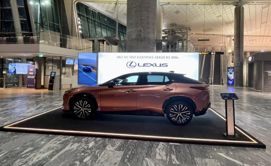 Bakbelyst displaystand for Lexus på Oslo Lufthavn – premium utstillingsløsning