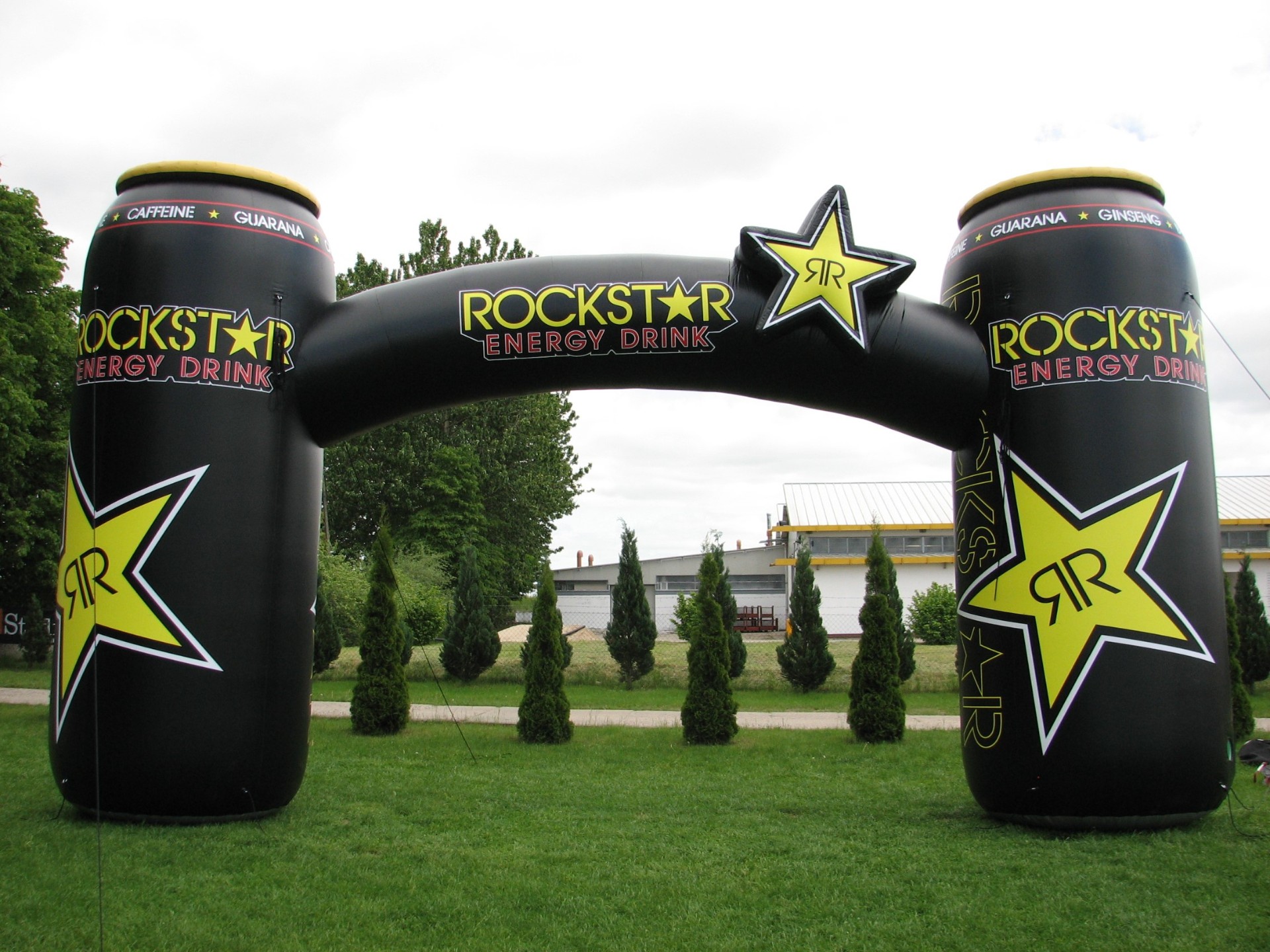 Oppblåsbar bue med sponsorprofilering – Rockstar Energy Drink – eksempel på oppblåsbar reklame for events og arrangementer