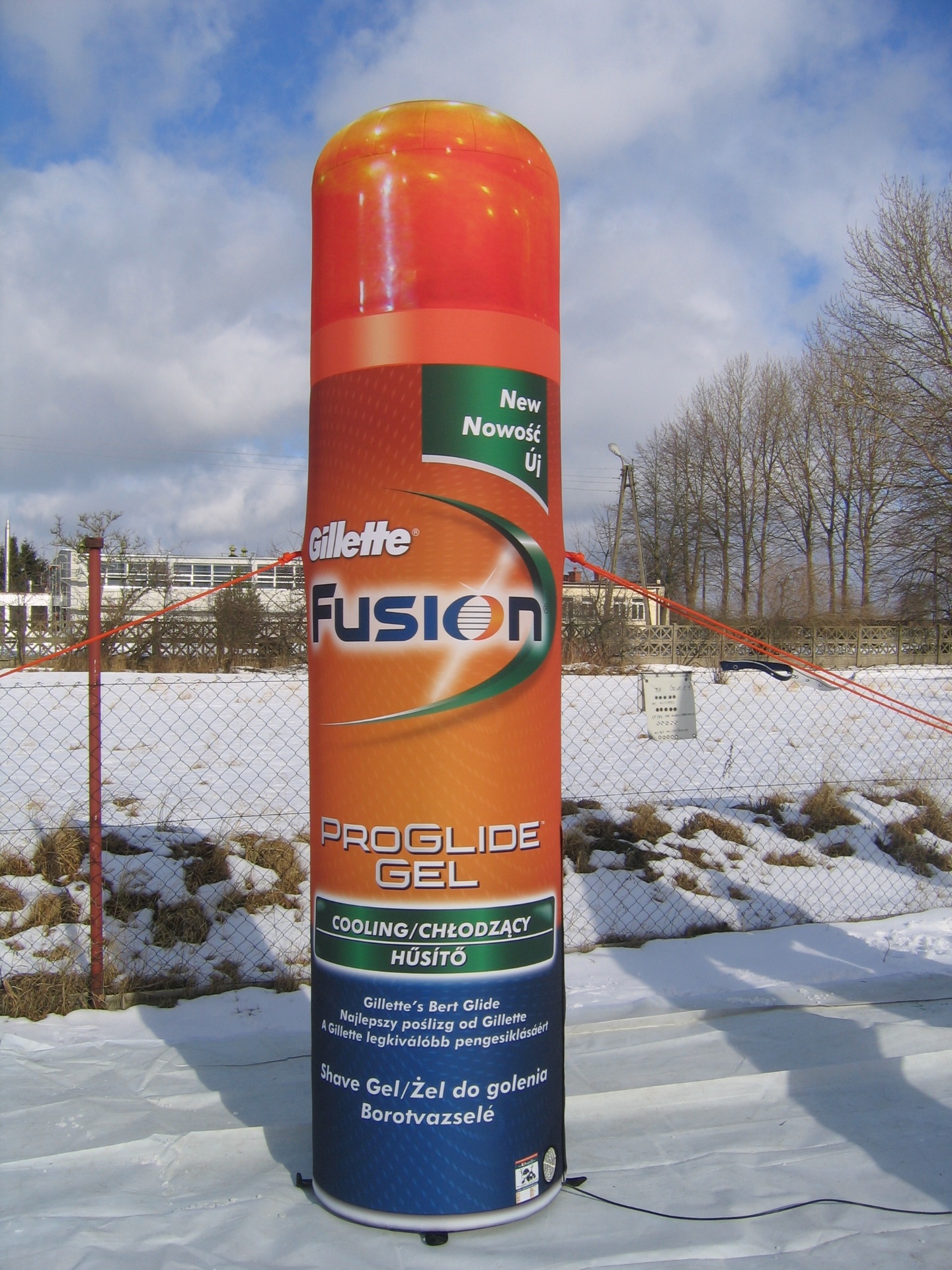 Oppblåsbar søyle med Gillette Fusion-profilering – storformat produktkopi for utendørs kampanje