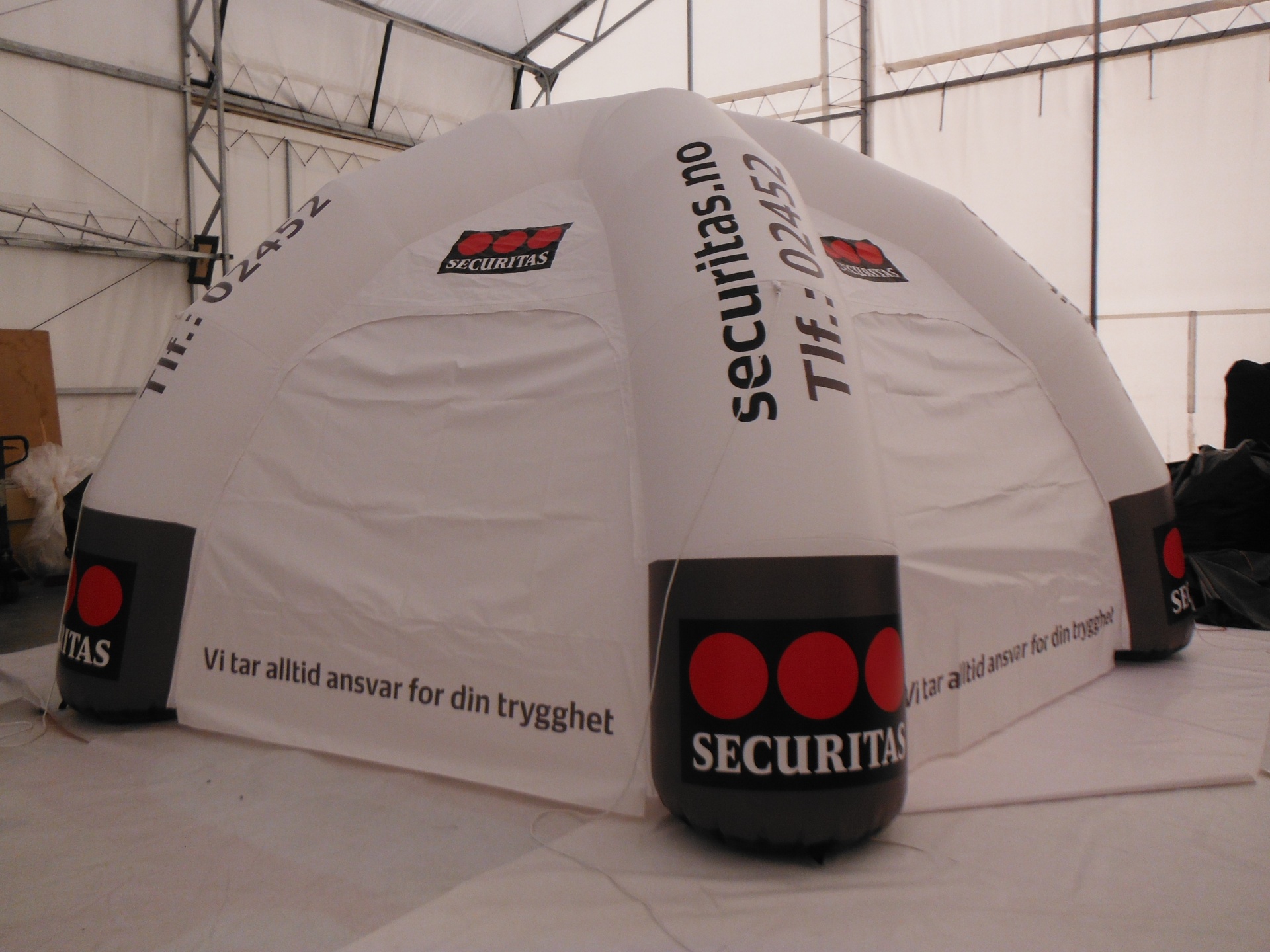 Oppblåsbart telt med Securitas-profilering – praktisk eventtelt for utendørs arrangement