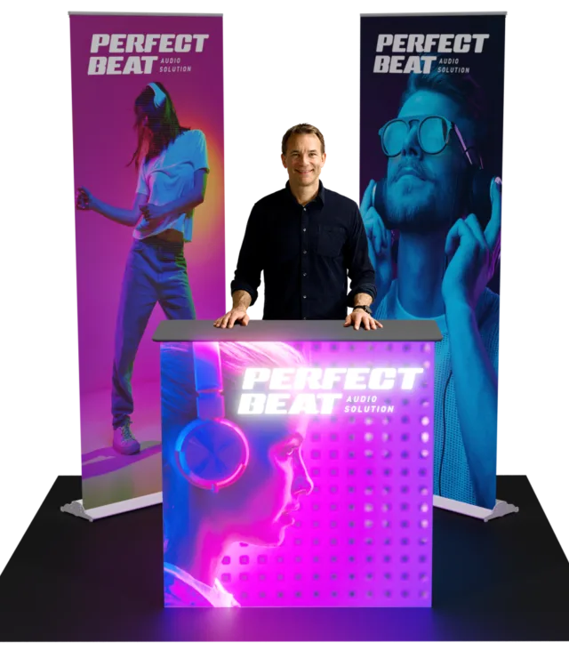To rollup-stands med Perfect Beat-design ved siden av en messestand